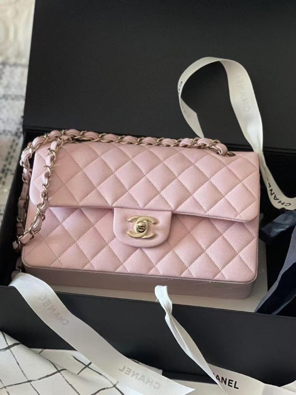 Classic Chanel Bag: A Stylish and Versatile Choice for Elegance - Picture 3 of 4